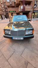 Immagine 2/12 di Mercedes-Benz 260 E (1988)