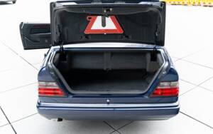 Image 40/45 of Mercedes-Benz E 220 (1995)