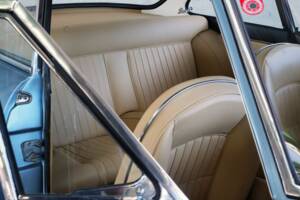Image 41/50 of Ferrari 330 GT 2+2 (1964)