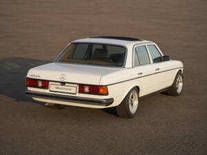 Immagine 2/50 di Mercedes-Benz 230 E (1900)