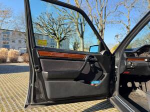 Bild 9/17 von Mercedes-Benz E 200 (1994)
