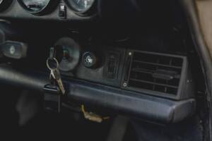 Image 28/33 of Porsche 911 Carrera 3.2 (1988)