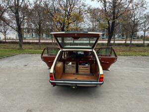 Image 17/36 of Mercedes-Benz 300 TD Turbodiesel (1982)