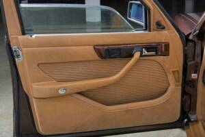 Image 17/20 of Mercedes-Benz 500 SEL (1982)