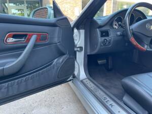 Imagen 11/26 de Mercedes-Benz SLK 200 Kompressor (2002)