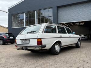 Image 13/66 of Mercedes-Benz 200 T (1984)