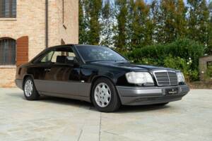 Image 2/48 of Mercedes-Benz 200 CE (1990)