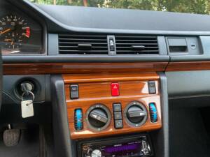 Bild 19/35 von Mercedes-Benz 230 CE (1992)