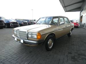 Image 3/19 of Mercedes-Benz 200 (1983)
