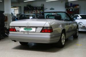 Immagine 5/43 di Mercedes-Benz E 200 (1994)