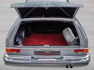 Image 15/26 of Mercedes-Benz 280 SE 3,5 (1970)