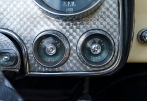 Image 21/28 of Dual-Ghia Convertible (1957)