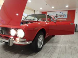 Image 12/14 of Alfa Romeo 2000 GT Veloce (1974)