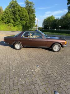 Image 4/31 of Mercedes-Benz 230 CE (1984)