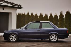 Image 5/8 of BMW 325i (1989)