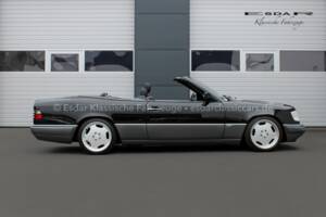 Image 15/33 of Mercedes-Benz E 200 (1994)