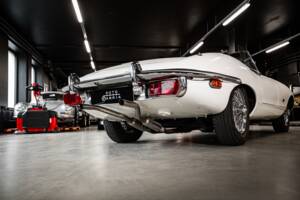 Image 7/53 de Jaguar E-Type (1970)