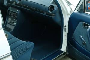 Bild 38/50 von Mercedes-Benz 230 (1977)