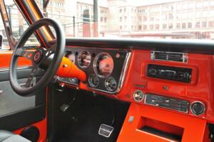 Image 14/30 of Chevrolet Suburban (1970)