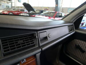 Image 5/34 de Mercedes-Benz 190 E 1.8 (1991)