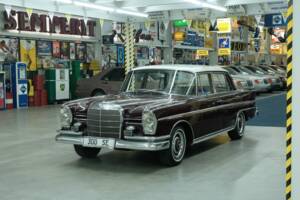 Image 2/50 of Mercedes-Benz 300 SE lang (1965)
