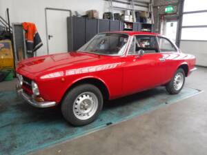Image 17/50 of Alfa Romeo Giulia GT 1300 Junior (1972)