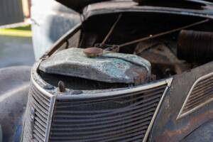 Image 128/134 of Ford V8 (1937)