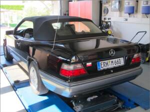 Image 8/171 of Mercedes-Benz E 220 (1994)