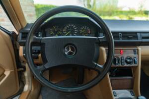 Image 37/46 de Mercedes-Benz 300 CE (1988)