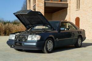 Afbeelding 45/50 van Mercedes-Benz 200 CE (1992)