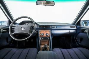 Imagen 5/50 de Mercedes-Benz 200 (1986)