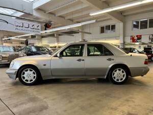 Afbeelding 6/62 van Mercedes-Benz E 500 (1995)