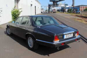 Image 8/8 of Daimler Double Six (1992)