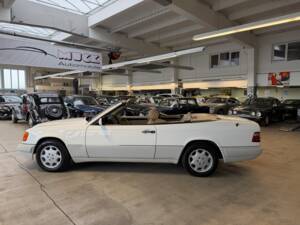 Bild 8/34 von Mercedes-Benz E 320 (1996)