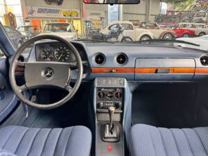 Image 8/34 of Mercedes-Benz 200 (1983)