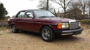 Image 1/8 of Mercedes-Benz 230 E (1983)