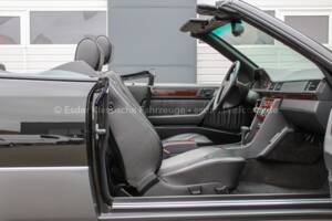 Image 27/33 of Mercedes-Benz E 200 (1994)