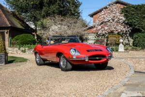 Image 20/41 de Jaguar E-Type (1968)