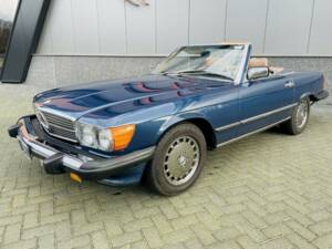 Afbeelding 3/36 van Mercedes-Benz 560 SL (1986)