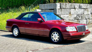 Bild 2/9 von Mercedes-Benz E 220 (1994)
