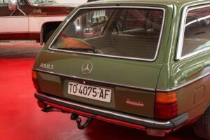 Bild 10/54 von Mercedes-Benz 250 T (1979)