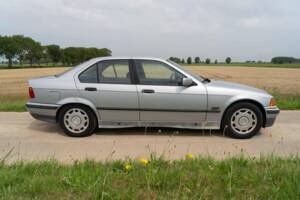 Image 2/40 de BMW 320i (1994)