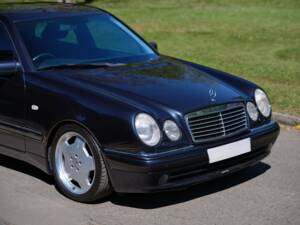 Immagine 33/50 di Mercedes-Benz E 55 AMG (1999)