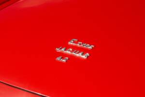 Image 30/50 de Jaguar E-Type (1967)
