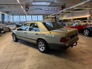 Afbeelding 7/33 van Mercedes-Benz 230 E (1985)