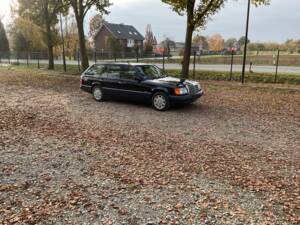 Image 10/148 of Mercedes-Benz 320 TE (1993)