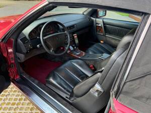 Image 12/34 de Mercedes-Benz 500 SL (1993)
