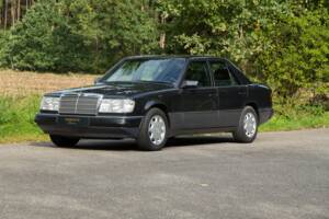 Image 3/63 of Mercedes-Benz 220 E (1993)