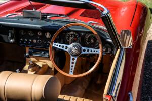 Image 34/41 de Jaguar E-Type (1968)