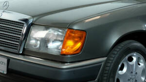 Imagen 5/40 de Mercedes-Benz 250 TD (1990)